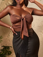 Verdeckte Brustpartie mit Schleife